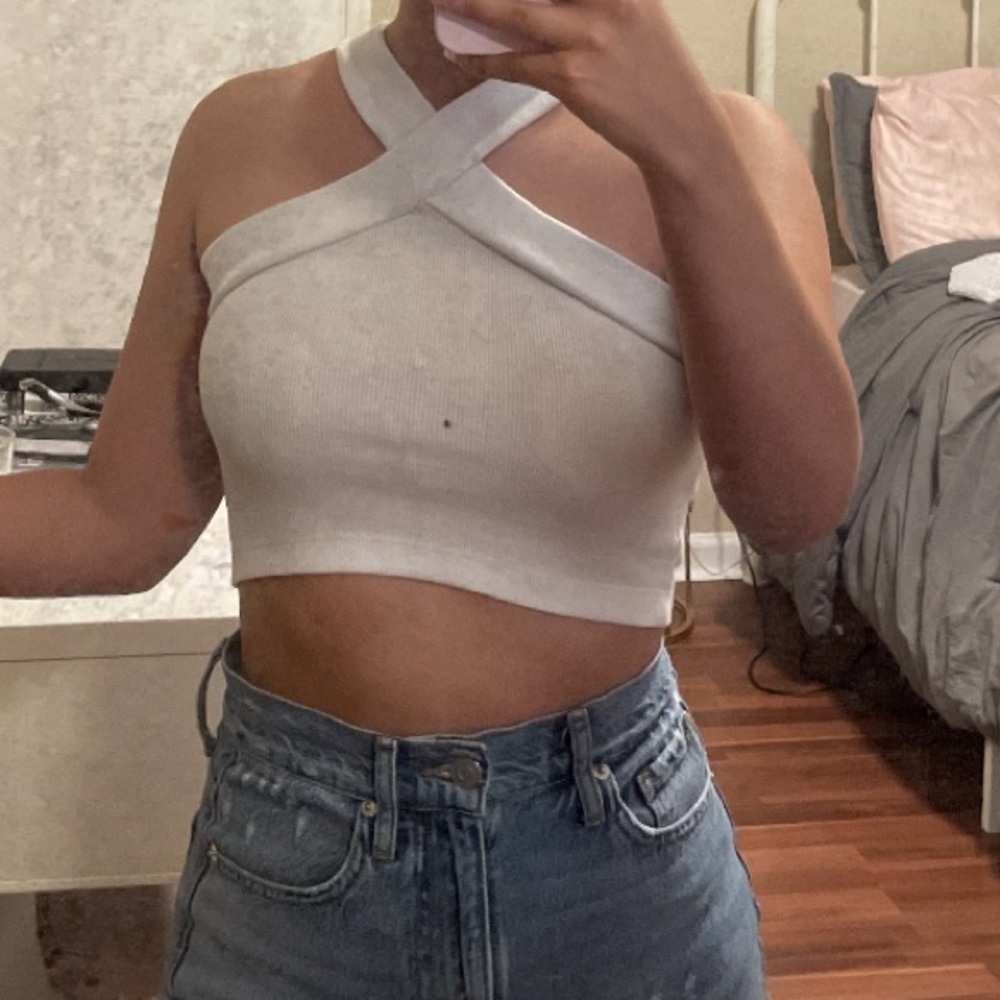 white criss cross top 🤍